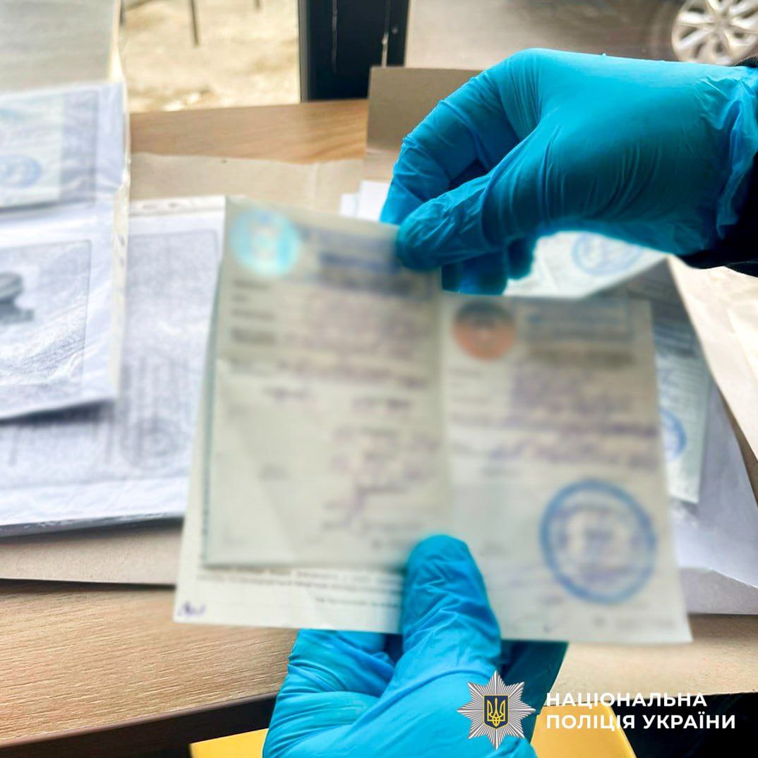 Чоловік з Корця за хабар продавав дівчині «права»